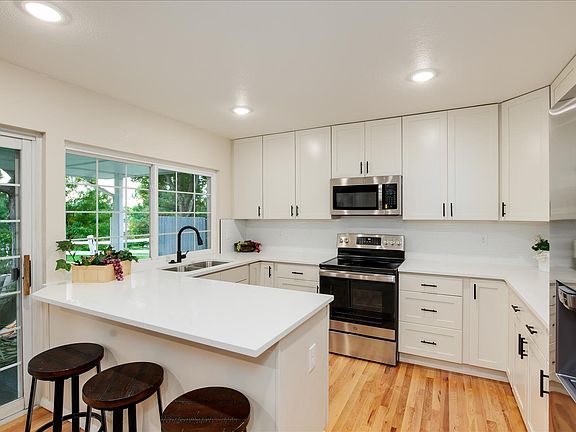 Kitchen_Breakfast Bar_11092021
