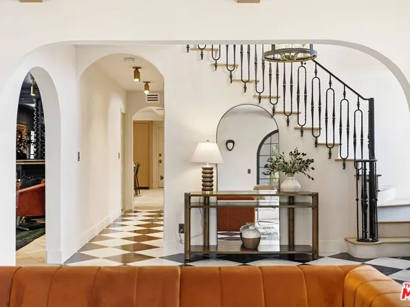 8244 Skyline Dr, Los Angeles, CA 90046