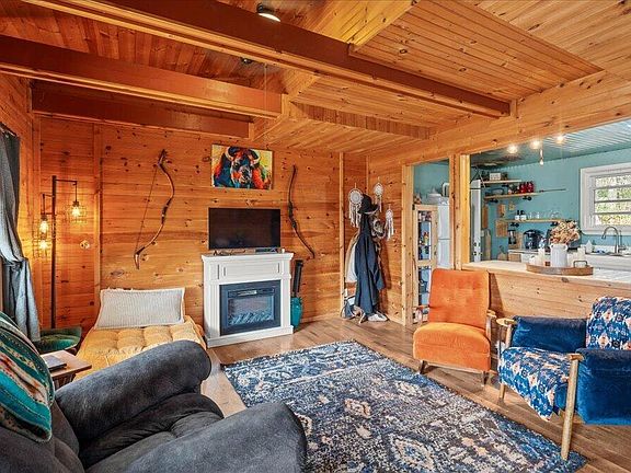 3rd image of 966 Chestnut Grove Rd