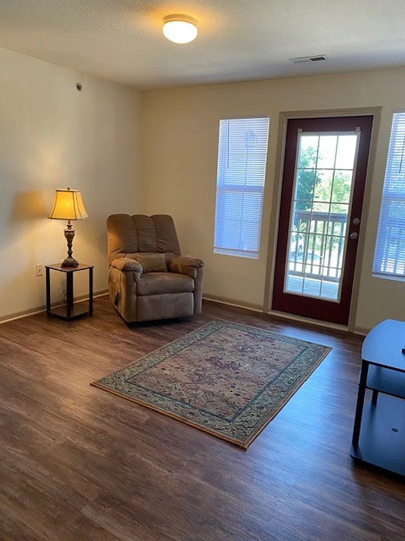Renovated Apartment — Photo 3
