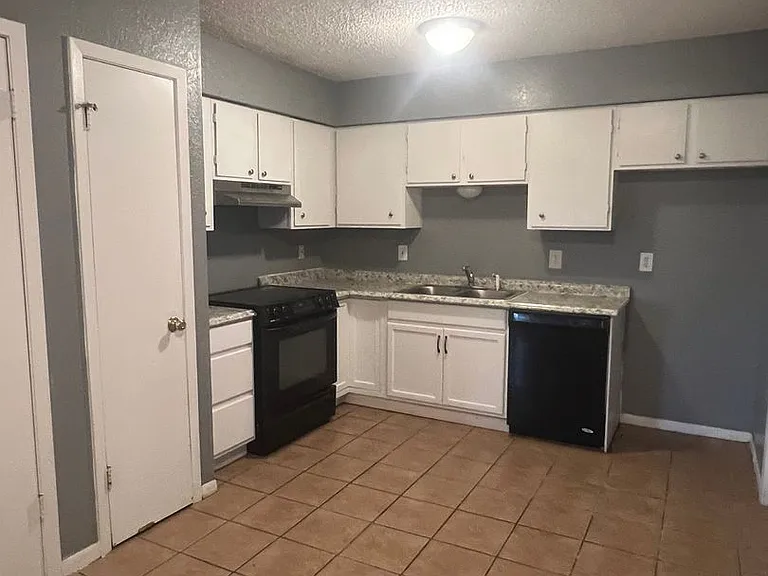 2221 Windsor Ave — Photo 4