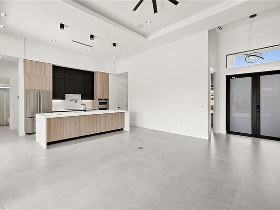 5th image of 110 SE 11th TER