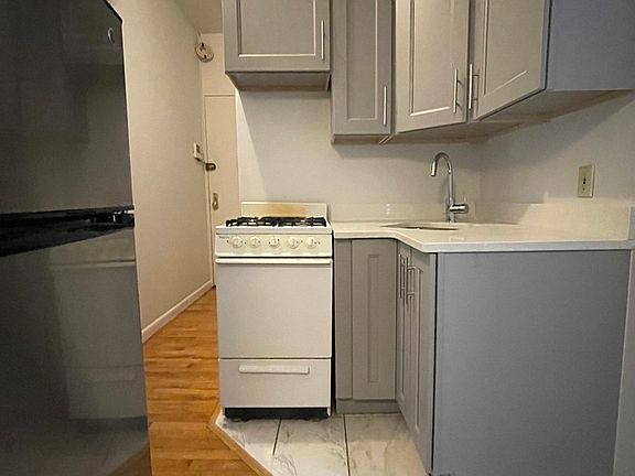 3rd image of 132 Thompson St APT 11