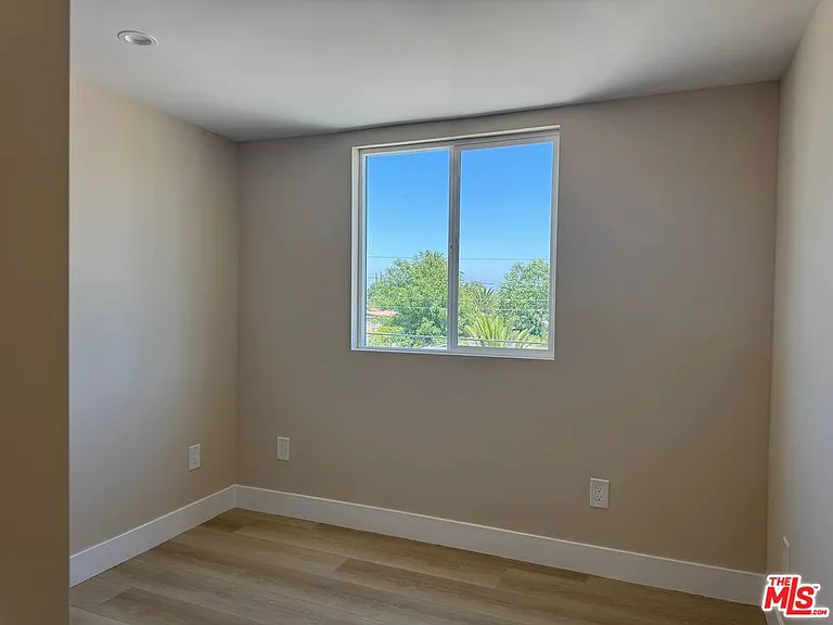 19104 Victory Blvd #19104 — Photo 10