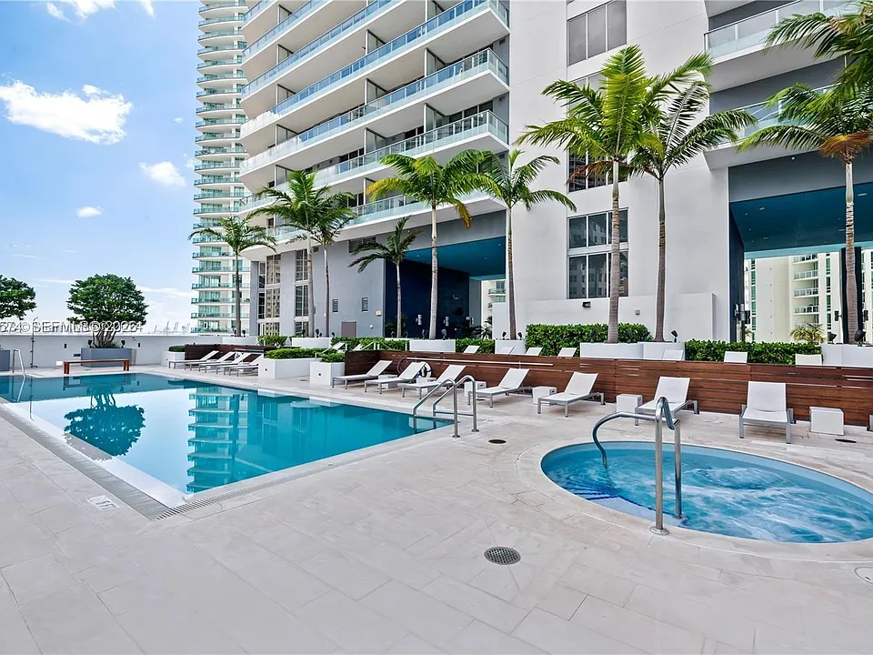 1300 Brickell Bay Dr #807