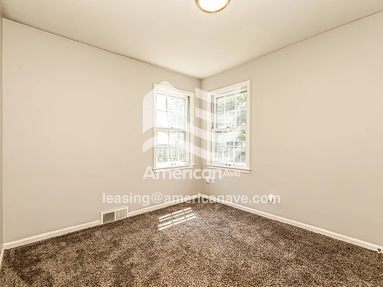1097093_006_main_bedroom_7.jpg