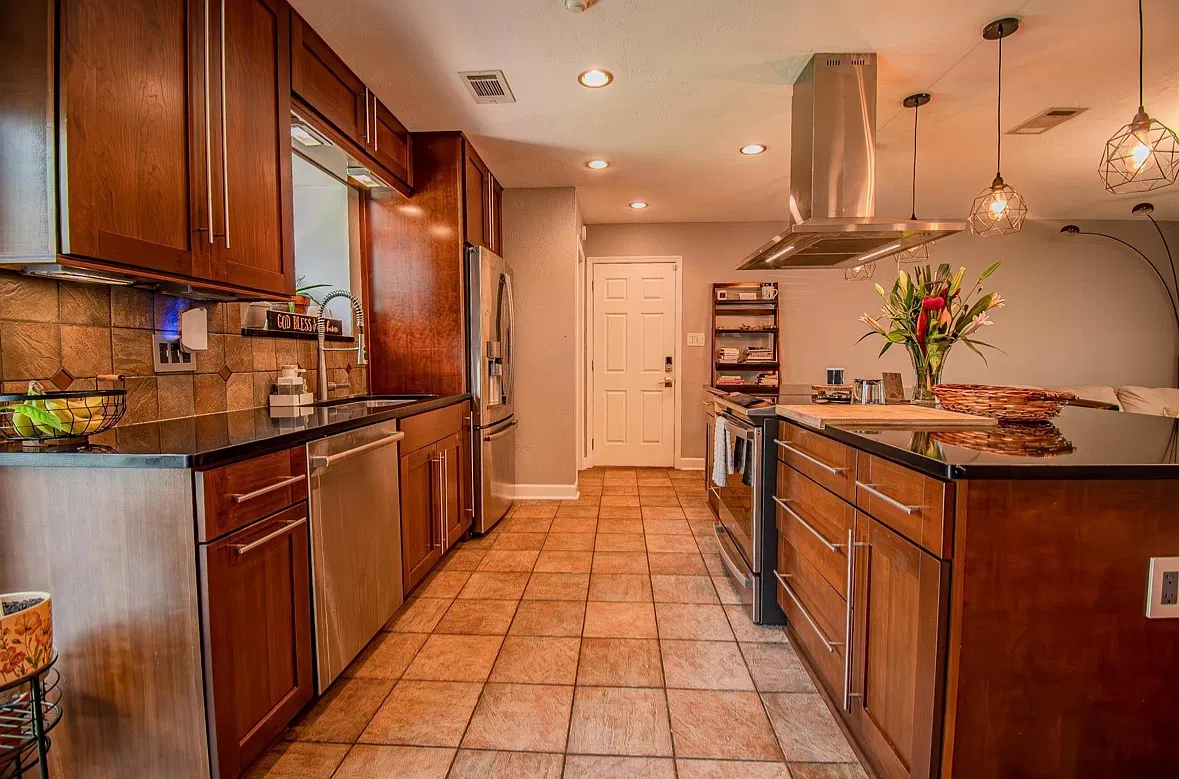 3 bed, 1004 sqft, $2,350 — Photo 2
