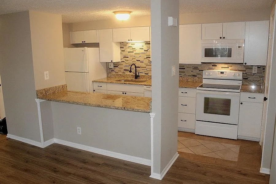 2 bed, 1011 sqft, $1,975 — Photo 1