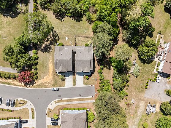 3rd image of 583 Rowanwood Way
