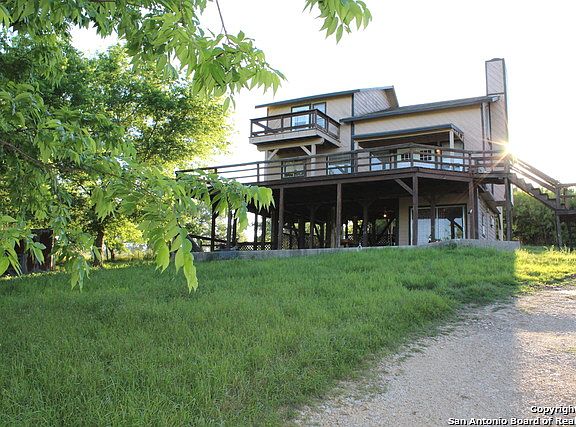 2nd image of 450 Lakecreek Dr