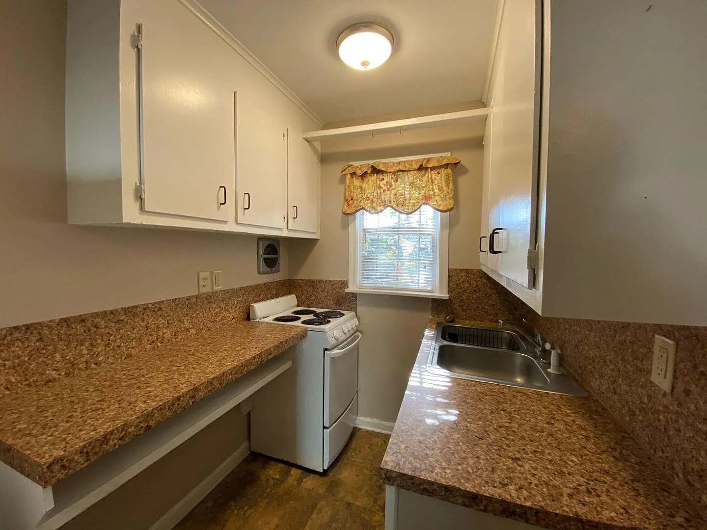 Charming Cottage for Long Term Rent - Near Downtown Charleston, SC — Photo 4