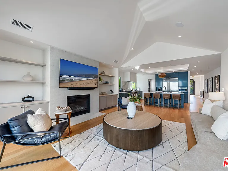 1222 S Genesee Ave — Photo 43