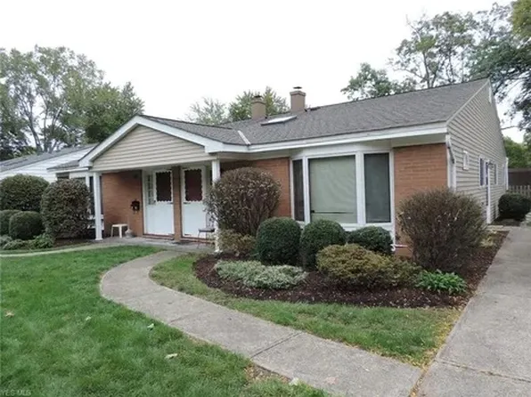 3667 Beaumont Dr, North Olmsted, OH 44070