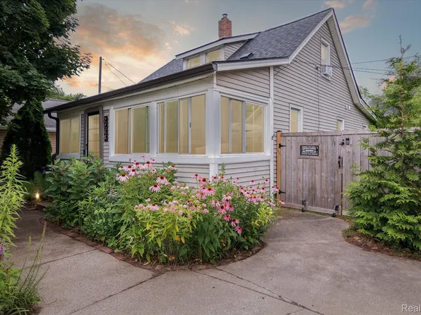 2248 Cass Lake Rd, Keego Harbor, MI 48320