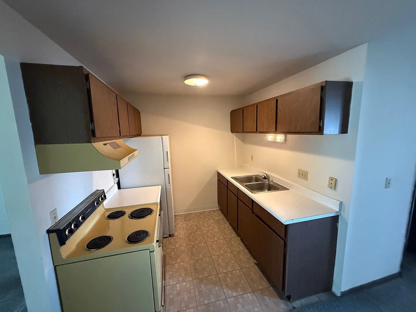 Country Village Apartments — Photo 2