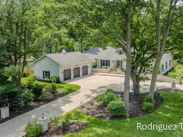 18672 Aztec Dr, Spring Lake, MI 49456