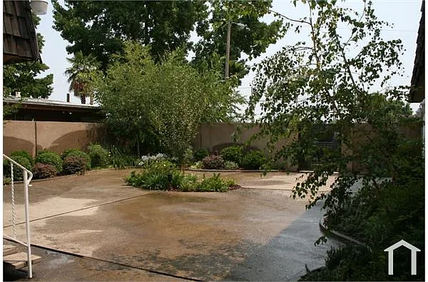 Building Photo - 3373 E Fairmont Ave #102