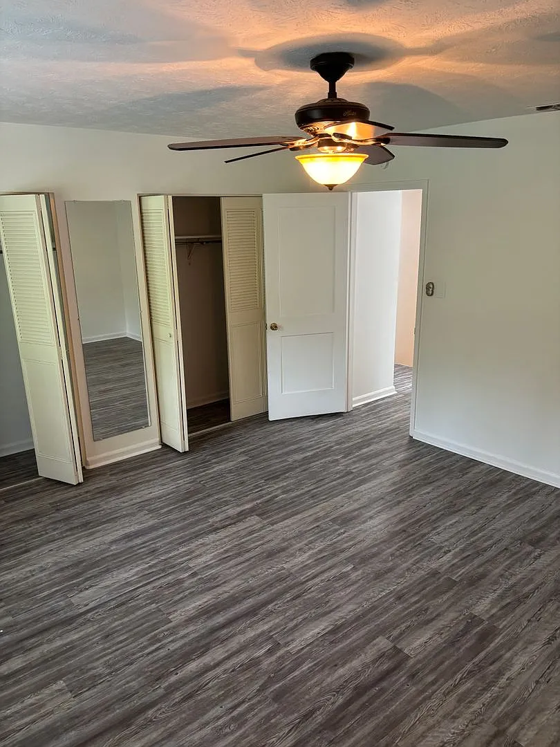 Newly renovated Three Bedroom Townhouse — Photo 2