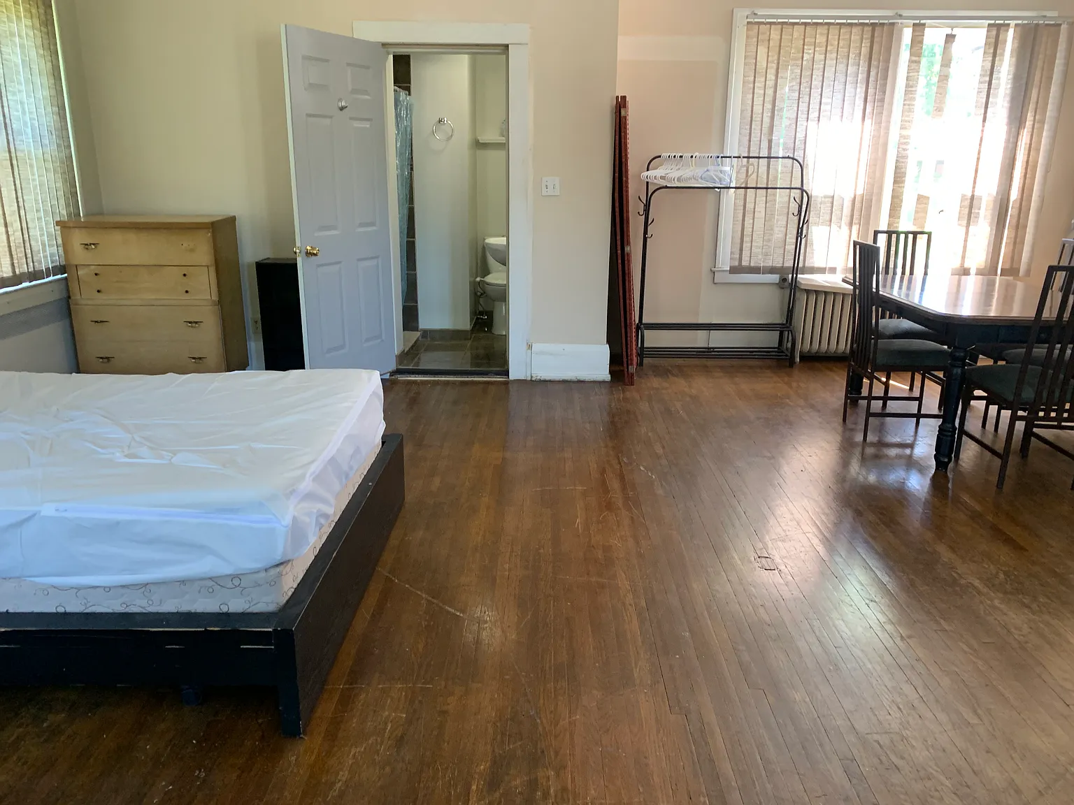 4 bed, 550 sqft, $1,000 — Photo 4