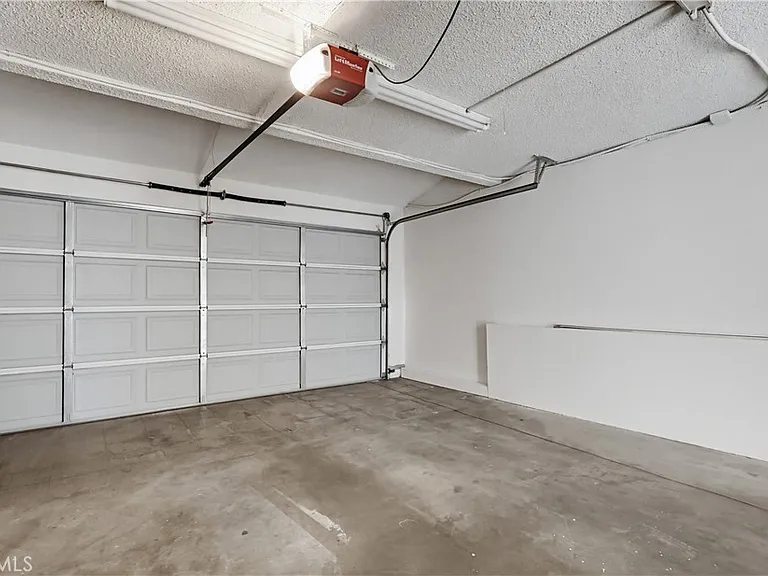 18102 Hatteras St — Photo 31