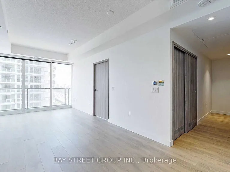 95 McMahon Dr #1212 — Photo 3