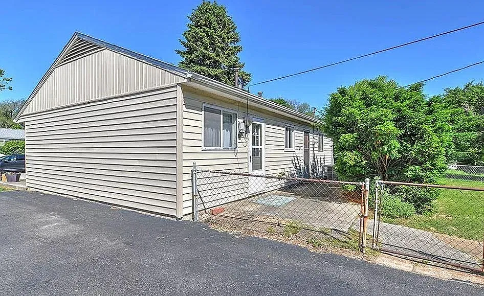 3 bed, 950 sqft, $1,200 — Photo 2