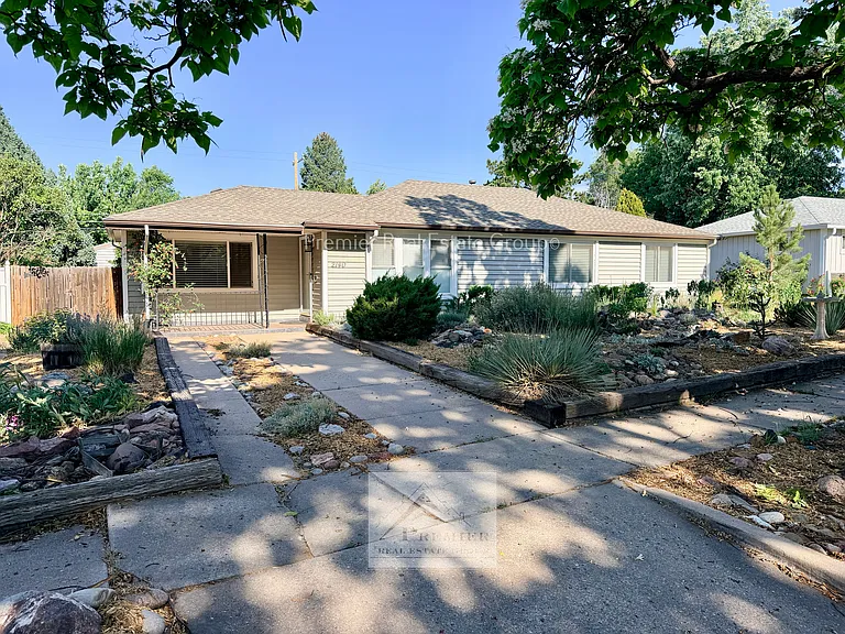 2140 Robin Dr — Photo 3