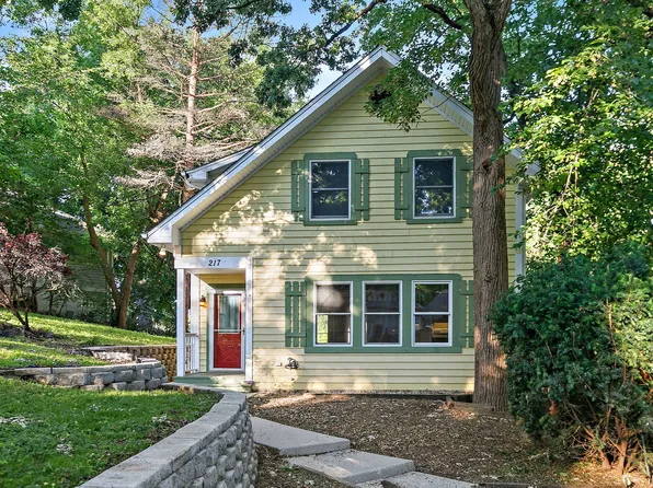 217 Hillside Dr, Island Lake, IL 60042