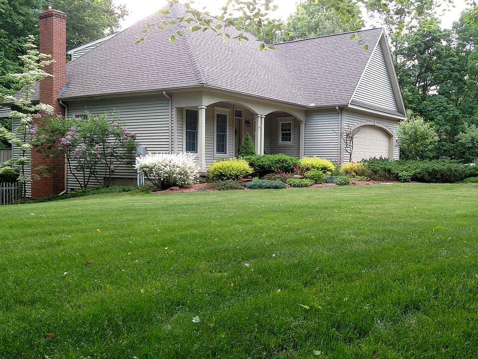 3rd garage in rear/basement