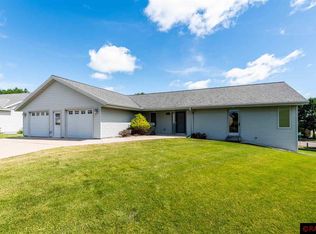 1929 Rock Ridge Ln, Saint Peter, MN 56082