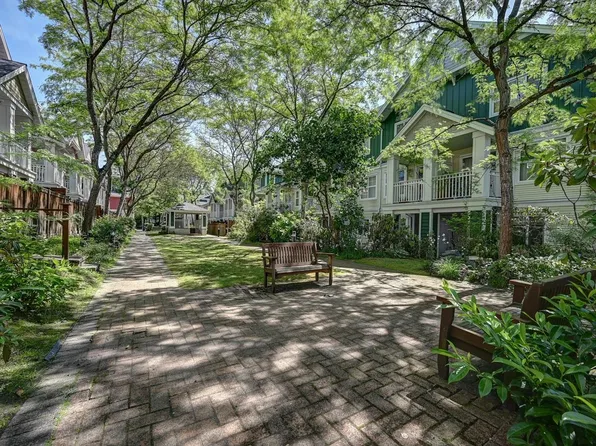 123 7th St, New Westminster, BC V3M 6Y2