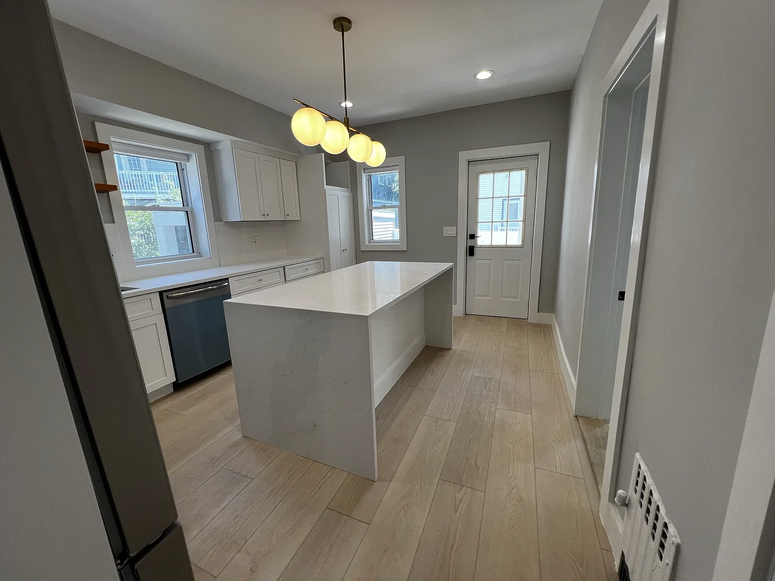 4 bed, $5,800 — Photo 2