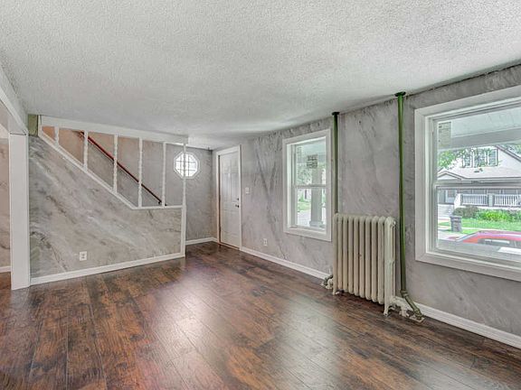 3rd image of 90 Manitoba Ave
