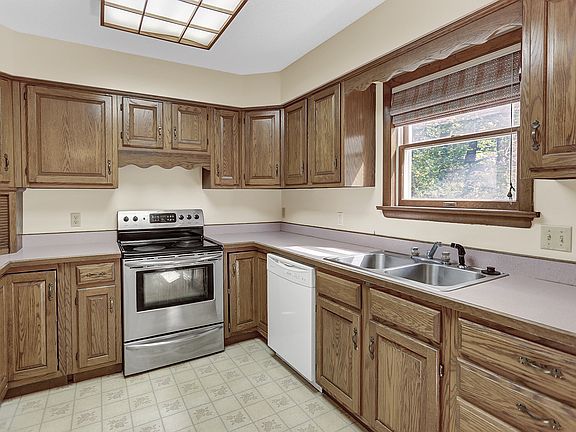 1725 Barns Lane ; Large Kitchen ; http://barnslane.rentpmi.c