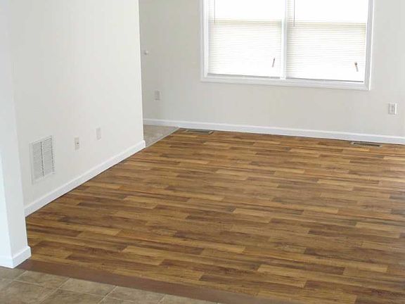 Living room/dining area