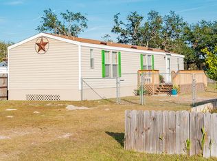 570 Oak Ave, Rockport, TX 78382