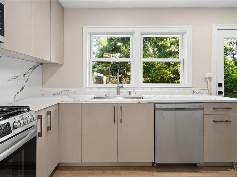 463 Longfellow Ave — Photo 9