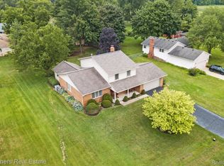 1465 Osborn Lake Dr N, Brighton, MI