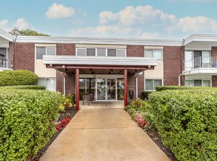 100 Deborah Ln APT B18, Wheeling, IL 60090