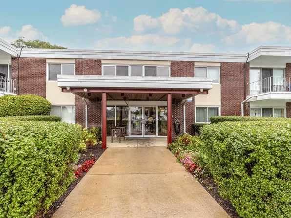 100 Deborah Ln APT B18, Wheeling, IL 60090