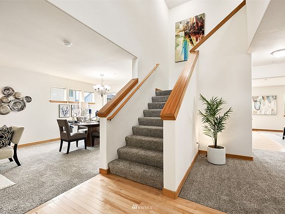 A gracious foyer welcomes you in.>