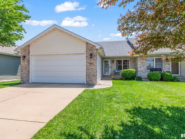 624 Garvey Ln, Chatham, IL 62629