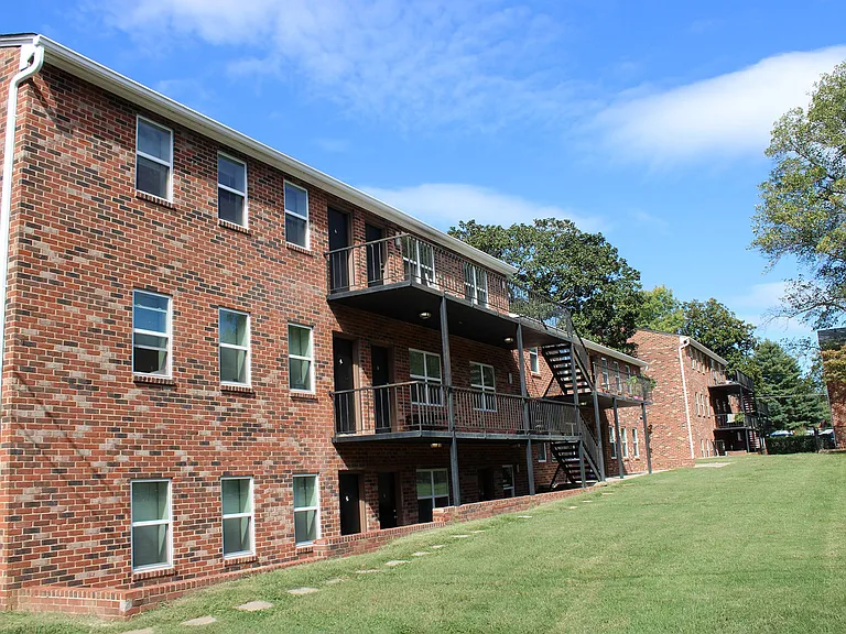 Windsor Court Apartments — Photo 9