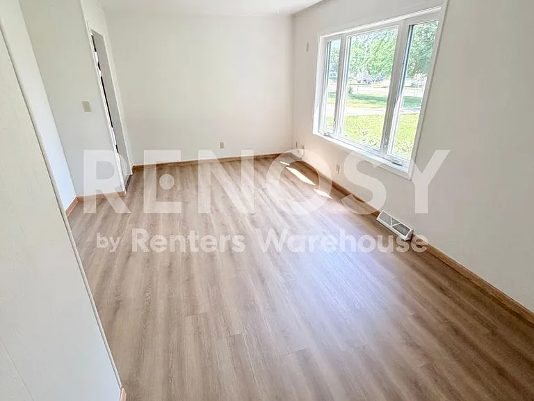 320 Linden Ave W — Photo 5