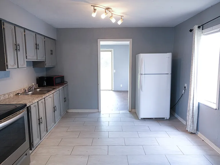 1249 Bellevidere Dr — Photo 4