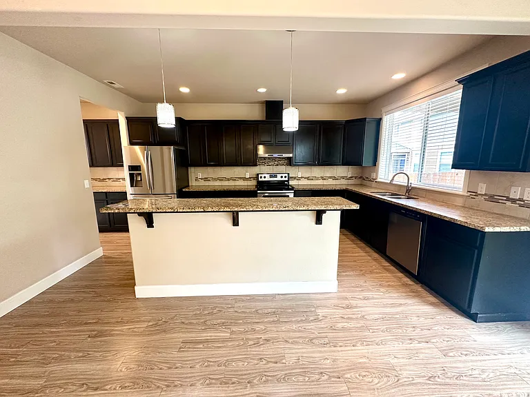 Spacious Kitchen w/Island
