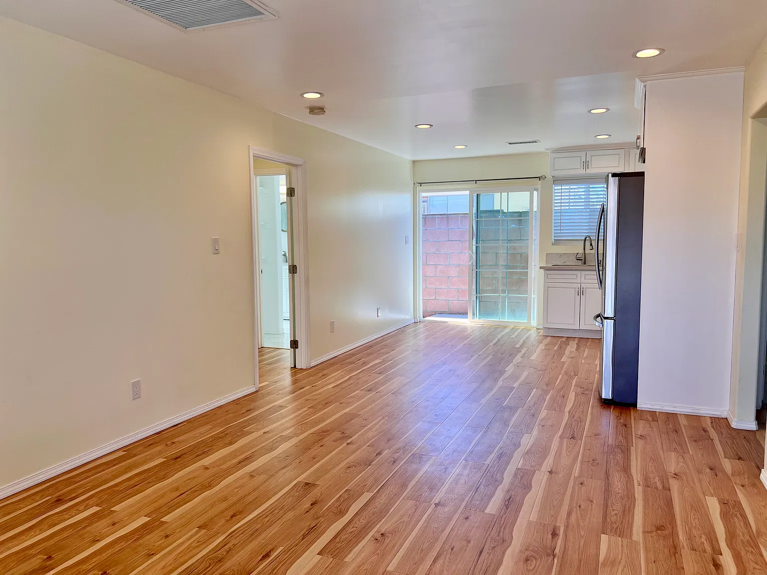 3 bed, 1000 sqft, $3,500 — Photo 3