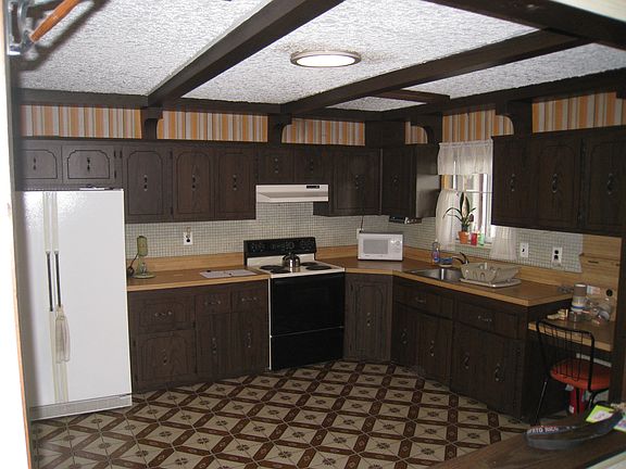 Eat-in Kitchen with lots of cabinets