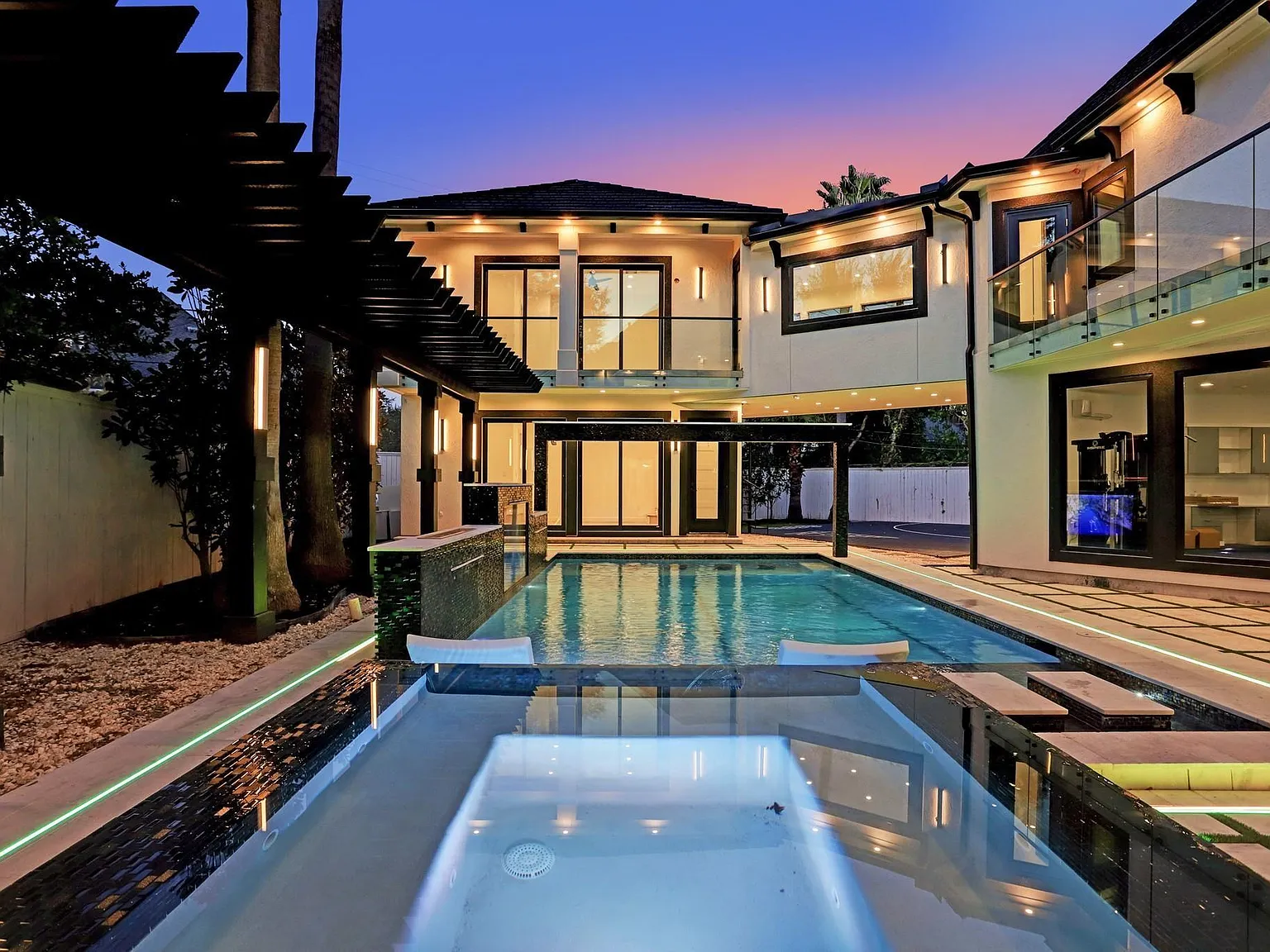7 bed, 7.5 bath, 7133 sqft, $30,000 — Photo 2