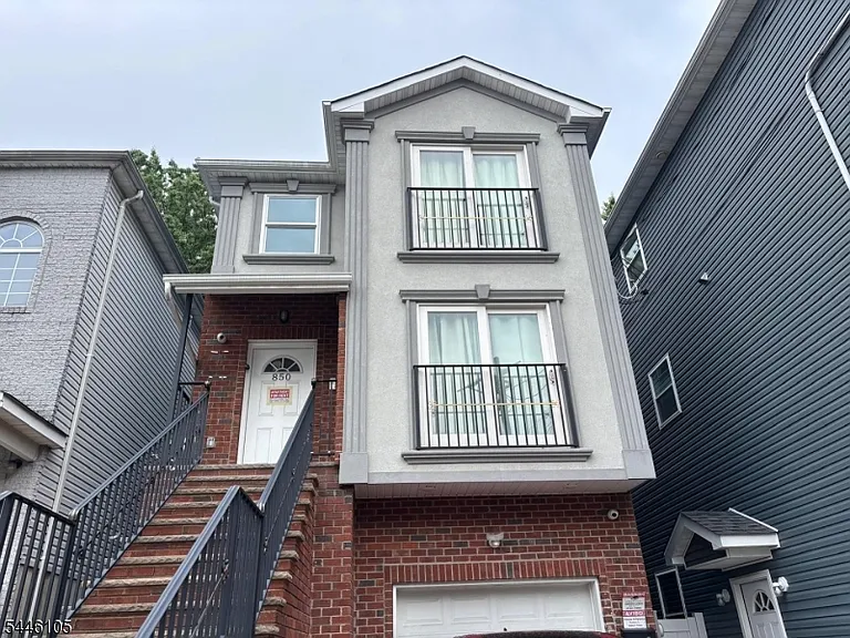 850 Rebecca Pl — Photo 1